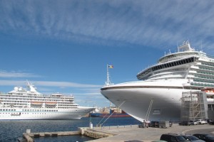 El crucero Artenia entrando en puerto junto al Ventura